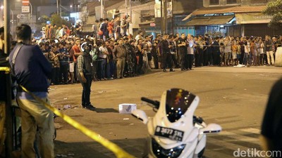 Lokasi Bom Kampung Melayu Jadi Tontonan