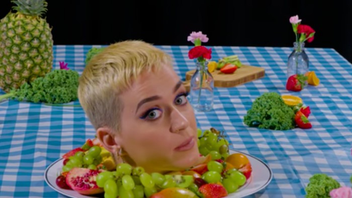 Wow! Kepala Katy Perry Jadi Karya Seni Instalasi Bon Apetit