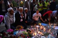 Warga di Manchester menyalakan lilin di lokasi ledakan konser Ariana Grande.
