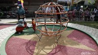 Ruang terbuka bagi warga ini memang dikhususkan untuk anak-anak bermain dan beraktivitas.