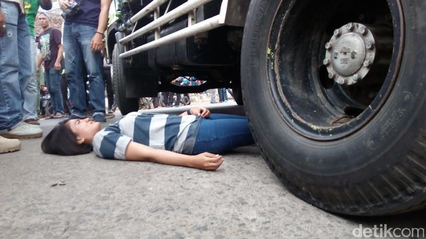 Rekonstruksi Kasus Suami Gilas Istri di Garut, Ibu Korban Histeris