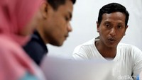 Perwakilan warga Pulau Pari memberikan penjelasan kepada petugas Ombudsman. Seperti diketahui, sebanyak tiga nelayan Pulau Pari ditahan Kejaksaan Negeri Jakarta Utara atas kasus dugaan pungli. 