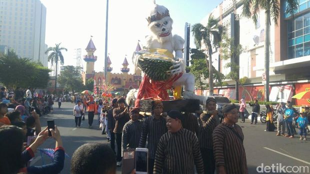 Ada Hanoman bawa durian (Angling/detikTravel)