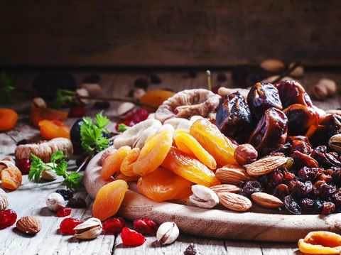 Makan buah kering bisa jadi pilihan bila bosan dengan buah biasa.