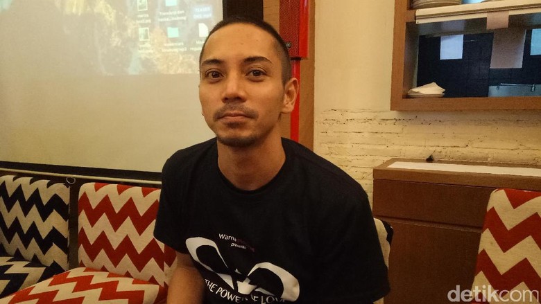 Aksi Fauzi Baadila Copot Poster Jokowi-Maruf di Depan Rumah Aksi Fauzi Baadila Copot Poster Jokowi-Maruf di Depan Rumah