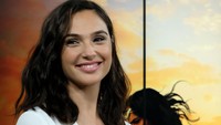 Gal Gadot tersenyum ketika menjawab pertanyaan dari host. Foto: Theo Wargo/Getty Images