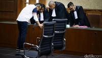 Suami Inneke Koesherawati itu berdiskusi dengan kuasa hukumnya usai divonis hakim.