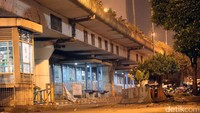 Warga juga banyak yang berhenti di jalan layang.