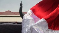 Patung Soekarno ditutup bendera sebelum diresmikan.