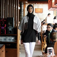 Brand (X) S.M.L dan Restu Anggraini memeragakan koleksi terbarunya dengan mengusung tema Spanish Resort 2017 di Misubhi, One Park, Jakarta. [Foto: Mohammad Abduh/Wolipop]