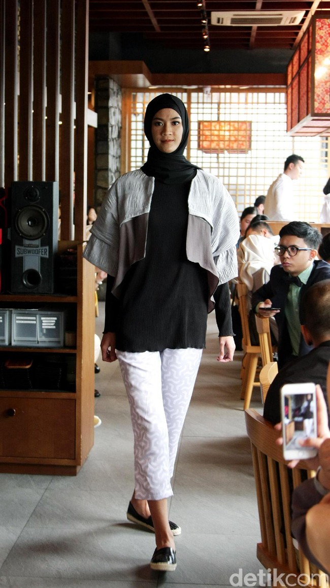 Brand (X) S.M.L dan Restu Anggraini memeragakan koleksi terbarunya dengan mengusung tema Spanish Resort 2017 di Misubhi, One Park, Jakarta. [Foto: Mohammad Abduh/Wolipop]