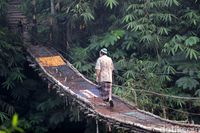 Jembatan ini penting bagi warga.