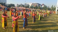 Tahun ini, acara Karnaval Dugderan dihadiri oleh lebih dari 14 ribu pelajar. Semuanya pun tampak anggun dalam balutan kostum warna-warni (Angling/detikTravel)
