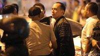 Hanya saja, Iriawan belum mau memberikan keterangan kepada awak media. Ia langsung bergegas ke dalam terminal untuk mengecek ledakan.