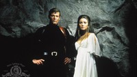 Jane Seymour mendampingi Roger Moore di seri Live and Let Die (1973) (imdb.)