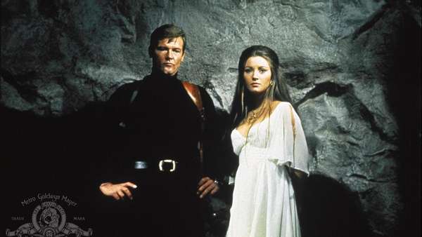 Para Wanita Cantik di Sekeliling Roger Moore dalam James Bond Para Wanita Cantik di Sekeliling Roger Moore dalam James Bond
