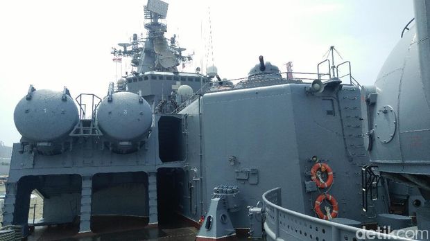 Melihat Kapal Penjelajah Rusia 'Vagyar' Bersandar di Tanjung Priok