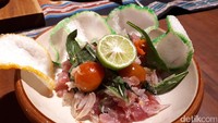Gohu Ikan Tuna tak ubahnya ceviche gaya Ternate. Potongan ikan tuna yang kenyal juicy berpadu dengan perasan belimbing sayur dan lemon cui yang segar.
