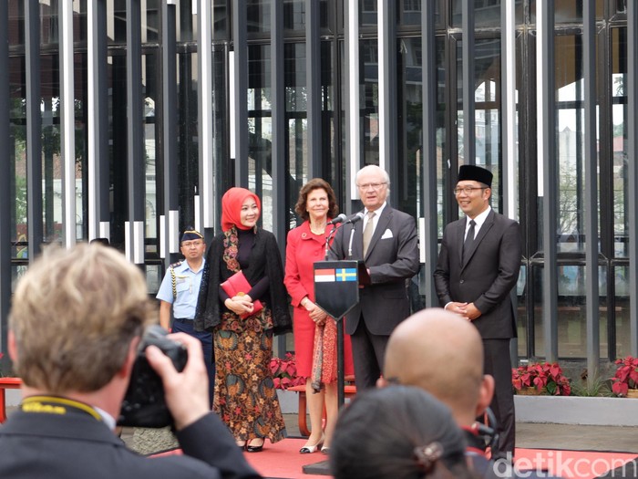 Sapa Warga di Alun-alun Bandung, Raja Swedia: I Love You All