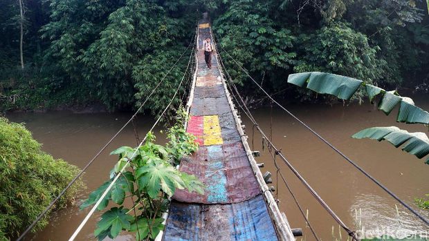 Seorang siswa melintas di jembatan di Lenteng Agung.