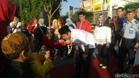 Wali Kota Semarang, Hendrar Prihadi turut hadir dalam acara Karnaval Dugderan. Ia pun menerima karangan bunga secara simbolik (Angling/detikTravel)