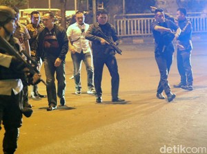 Foto-foto Polisi Menyisir Lokasi Bom Kampung Melayu