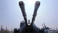 Persenjataan yang dimiliki kapal ini di antaranya 16 peluncur rudal dengan jarak tempuh mencapai 450 km, peluncur misil dan senapan diameter 130 mm. Selain itu, kapal ini juga mempunyai torpedo berdiameter 53 cm yang dapat menghancurkan kapal induk musuh. 