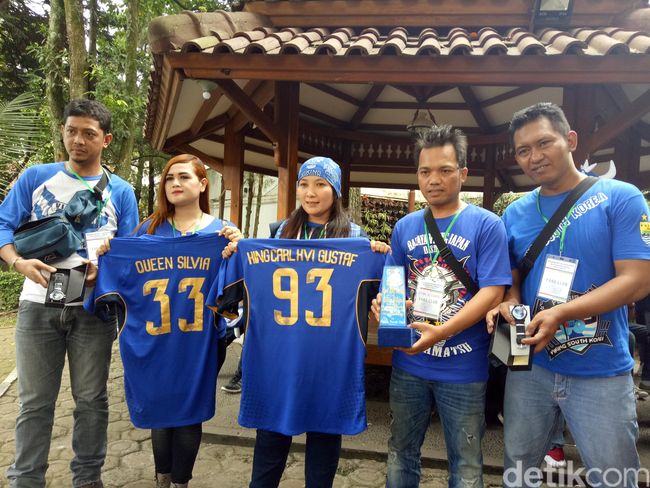 Viking Persib Berikan Jersey untuk Raja Swedia Persib Fans Club