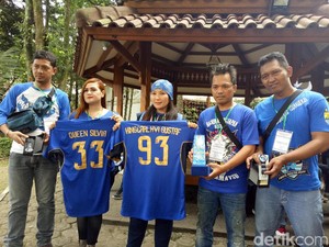 Viking Persib Berikan Jersey untuk Raja Swedia