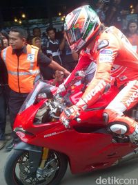 Nicky Hayden mengendarai Ducati Panigale