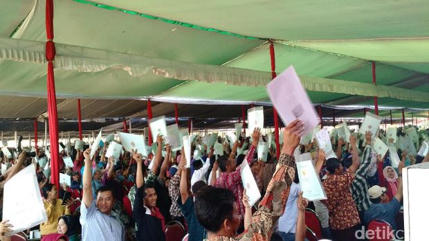 Jokowi membagikan sertifikat tanah di Malang.