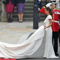 Pippa Middleton pertama kali menarik perhatian publik saat jadi bridesmaid di pernikahan sang kakak, Kate Middleton dan Pangeran William pada 2013 silam. Kala itu fotografer memotretnya dari sudut belakang, dan wanita pun mengagumi bokong pippa yang tampak indah. Akibatnya, penjualan celana dengan bantalan busa di bagian belakang meroket. Foto: Pascal Le Segretain/Getty Images