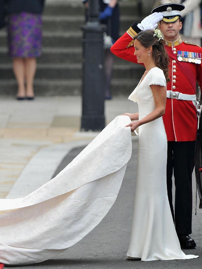 Pippa Middleton pertama kali menarik perhatian publik saat jadi bridesmaid di pernikahan sang kakak, Kate Middleton dan Pangeran William pada 2013 silam. Kala itu fotografer memotretnya dari sudut belakang, dan wanita pun mengagumi bokong pippa yang tampak indah. Akibatnya, penjualan celana dengan bantalan busa di bagian belakang meroket. Foto: Pascal Le Segretain/Getty Images