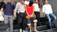Tersangka menggunakan skype sebagai sarana berinteraksi dengan dunia internasional. Di situ, tersangka berbagi konten-konten pornografi terhadap anak di bawah umur.