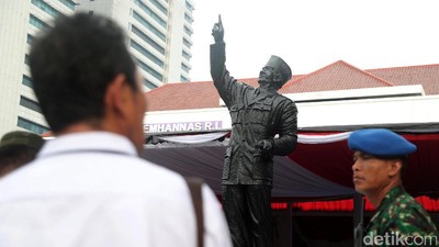 Patung Soekarno Berdiri Tegak di Lemhanas