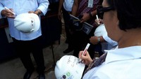 Sebelum melakukan tinjauan, Sri Mulyani membubuhkan namanya di helm proyek yang ada di lokasi. 