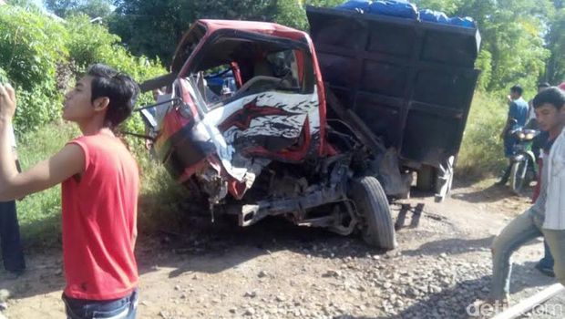 Truk Muat Pasir Disambar Kereta yang Ditumpangi Direksi PT KAI