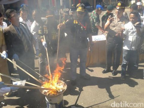Polisi Musnahkan Ribuan Miras dan Narkoba Senilai Rp 500 Juta