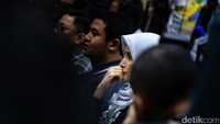 Ia bahkan sesekali menunduk, mengusap air matanya dengan tisu. Tatapan mata yang kosong juga sesekali terlihat.
