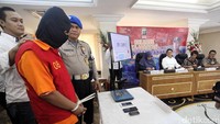 Terhadap pelaku, polisi menjeratnya dengan Pasal 27 ayat (1) jo Pasal 45 ayat (1) jo Pasal 52 ayat (1) UU RI No 19 Tahun 2016 tentang perubahan atas UU RI No 11 Tahun 2008 tentang Informasi dan Transaksi Elektronik (ITE) dan atau Pasal 4 ayat (1) jo Pasal 29 dan atay Pasal 6 jo Pasal 32 UU RI No 44 Tahub 2008 tentang Pornografu dan atau Pasal 76D jo Pasal 81 UU RI No 35 Tahun 2014 tentang Perubahan atas UU RI No 23 Tahun 2002 tentang Perlindungan Anak.