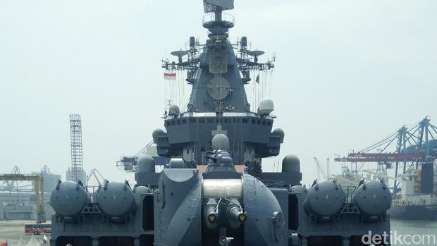 Kapal Penjelajah Rusia Vagyar sandar di Pelabuhan Tanjung Priok.