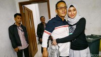Sambil memeluk erat sang suami dengan mata berkaca-kaca, ia berpose di depan para wartawan yang memintanya untuk berfoto. Foto: Hasan Alhabshy