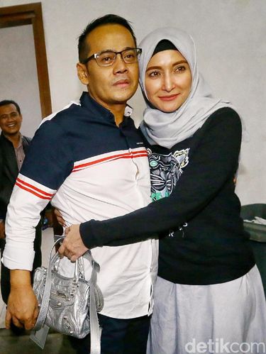 Inneke Koesherawati dan suami.