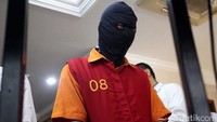 Pelaku, DA alias AI (41) bergabung dengan komunitas pedofil yang berinteraksi di media sosial Skype.