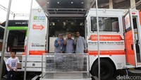Aksi Cepat Tanggap (ACT) meluncurkan Humanity Food Truck di halaman Masjid Istiqlal, Jakarta, Rabu (23/5/2017).