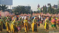 Dimulai pukul 07.00 WIB, ratusan penari dari siswa 16 Kecamatan secara bersamaan menarikan tarian Gambang Semarang.  Mereka menari kompak dengan gaya masing-masing per-Kecamatan (Angling/detikTravel)
