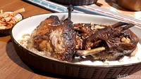 Ada juga Bebek Betutu yang dimasak dengan rempah. Disajikan dengan tumisan daun singkong bumbu Bali.