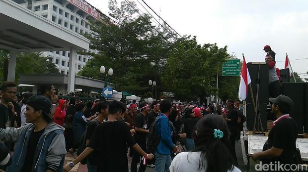 Massa relawan Ahok di depan Gedung MA.