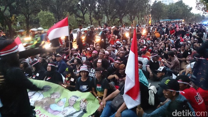 Dari MA, Massa Pro Ahok Beranjak ke Depan Balai Kota