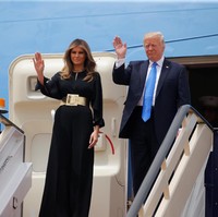 Kritik kembali menimpa Melania Trump saat kunjungan kenegaraan ke Arab Saudi pada Mei 2017. Melania Trump mengenakan jumpsuit hitam Stella McCartney yang sebenarnya masih terbilang sopan. Namun netizen menilai ia tidak menghormati budaya Arab karena tidak memakai kerudung. Foto: Reuters